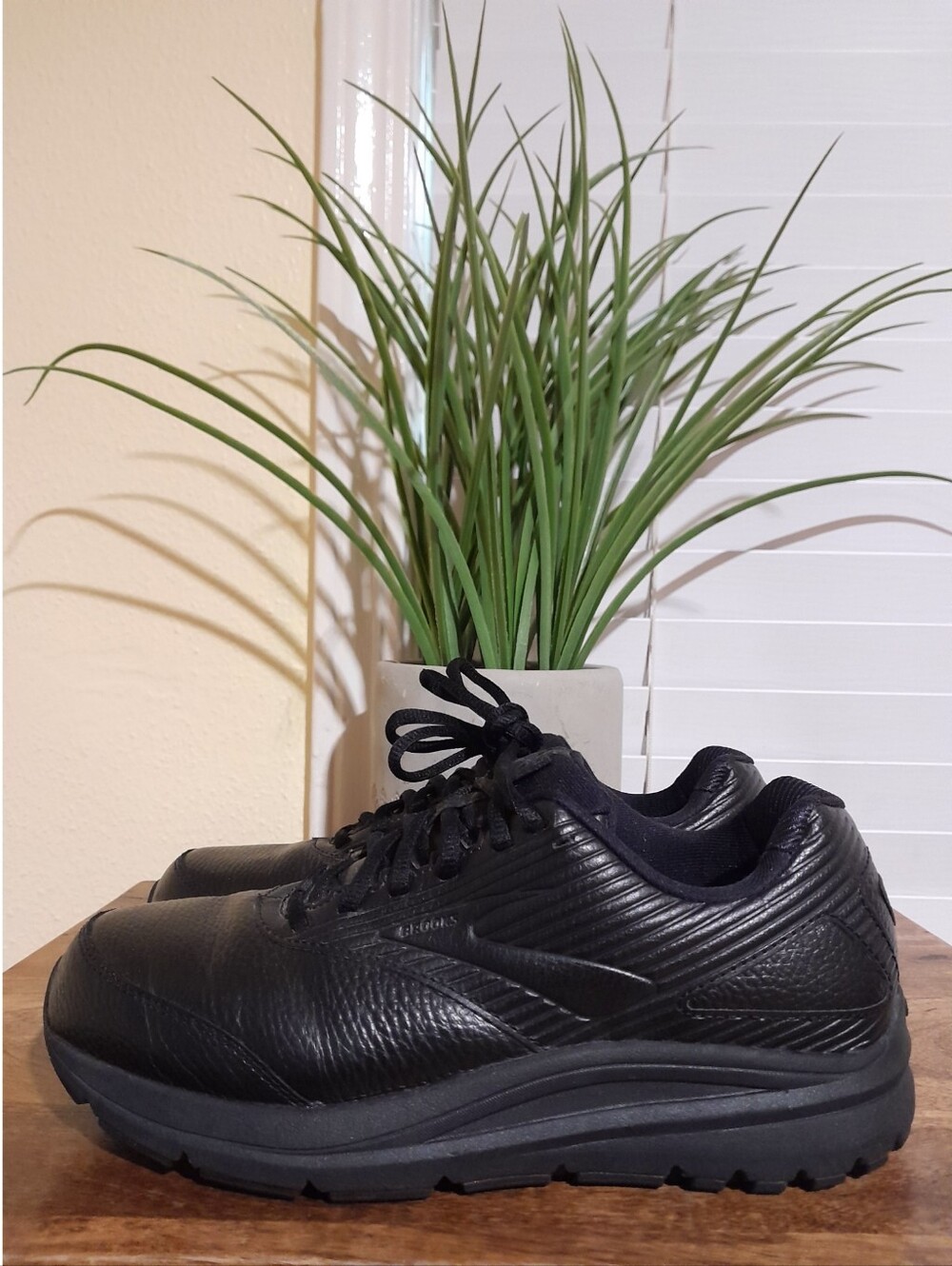 Brooks Addiction Walker Leather Athletic Trainers Sz 8.5D Black Color - Picture 3 of 12